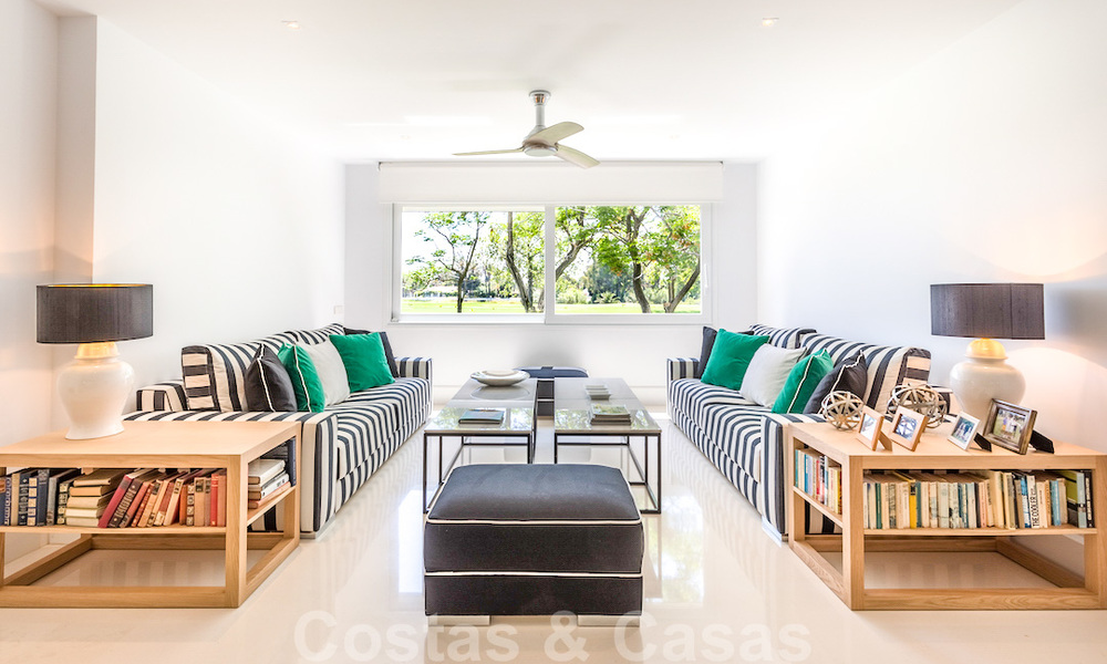 En primera línea de golf y a un tiro de piedra de la playa se encuentra la villa de diseño en venta en la elegante Guadalmina Baja en Marbella 26329