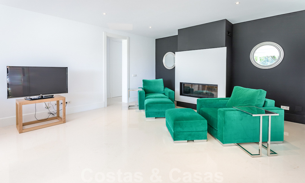 En primera línea de golf y a un tiro de piedra de la playa se encuentra la villa de diseño en venta en la elegante Guadalmina Baja en Marbella 26333