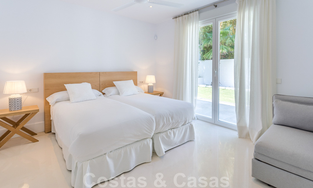 En primera línea de golf y a un tiro de piedra de la playa se encuentra la villa de diseño en venta en la elegante Guadalmina Baja en Marbella 26335