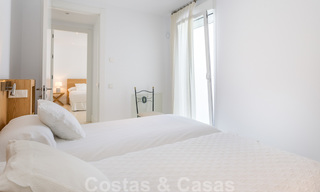 En primera línea de golf y a un tiro de piedra de la playa se encuentra la villa de diseño en venta en la elegante Guadalmina Baja en Marbella 26339 