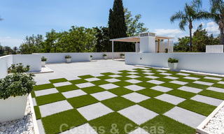 En primera línea de golf y a un tiro de piedra de la playa se encuentra la villa de diseño en venta en la elegante Guadalmina Baja en Marbella 26352 