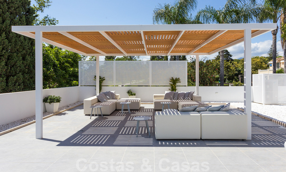En primera línea de golf y a un tiro de piedra de la playa se encuentra la villa de diseño en venta en la elegante Guadalmina Baja en Marbella 26353