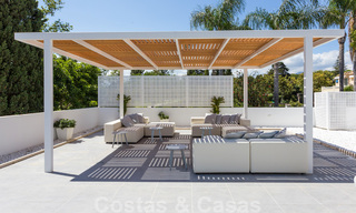 En primera línea de golf y a un tiro de piedra de la playa se encuentra la villa de diseño en venta en la elegante Guadalmina Baja en Marbella 26353 