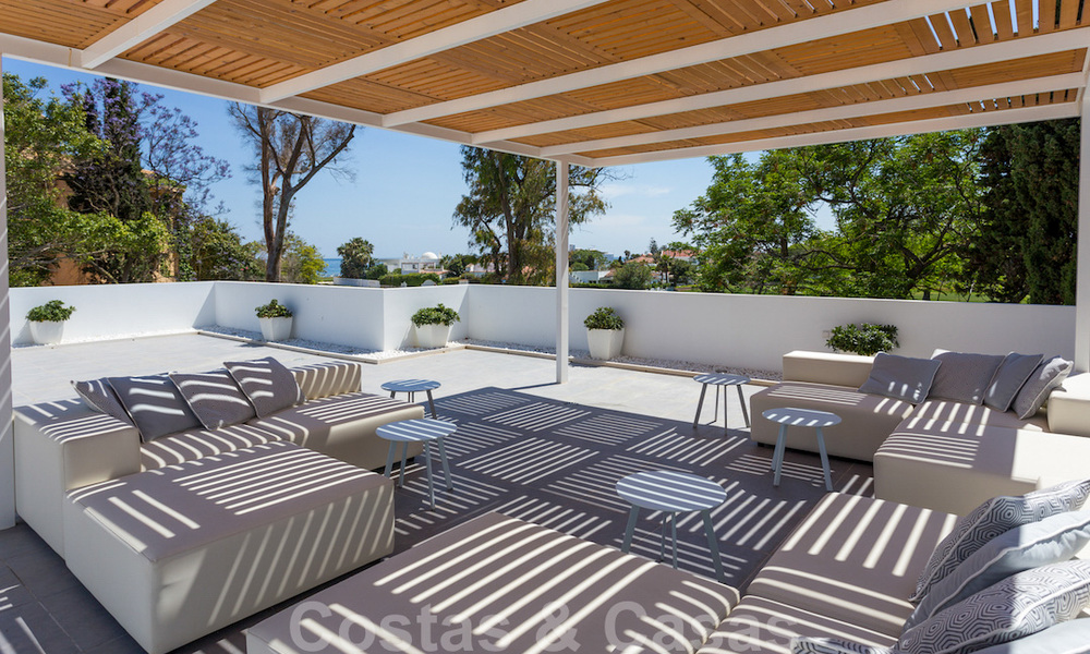 En primera línea de golf y a un tiro de piedra de la playa se encuentra la villa de diseño en venta en la elegante Guadalmina Baja en Marbella 26354