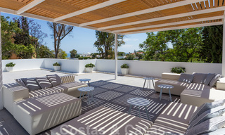 En primera línea de golf y a un tiro de piedra de la playa se encuentra la villa de diseño en venta en la elegante Guadalmina Baja en Marbella 26354 