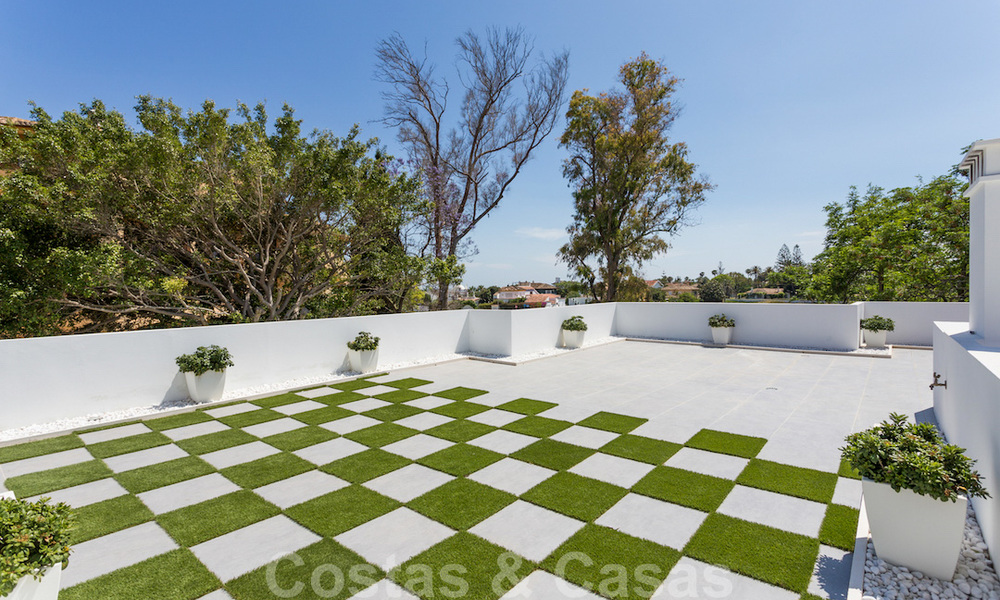 En primera línea de golf y a un tiro de piedra de la playa se encuentra la villa de diseño en venta en la elegante Guadalmina Baja en Marbella 26355