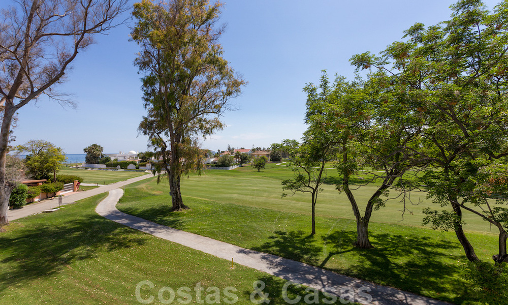 En primera línea de golf y a un tiro de piedra de la playa se encuentra la villa de diseño en venta en la elegante Guadalmina Baja en Marbella 26356