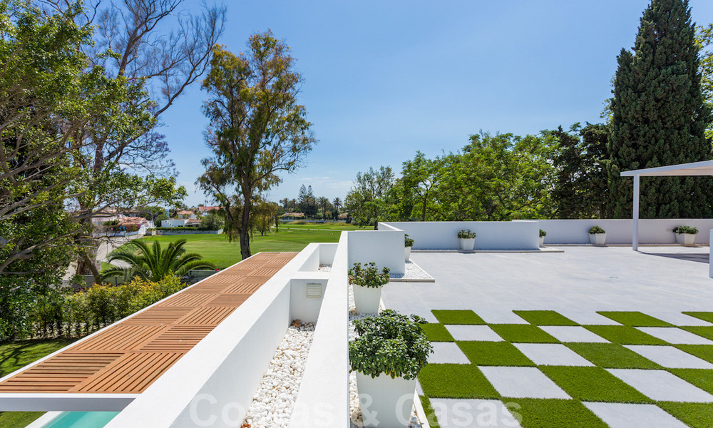 En primera línea de golf y a un tiro de piedra de la playa se encuentra la villa de diseño en venta en la elegante Guadalmina Baja en Marbella 26357