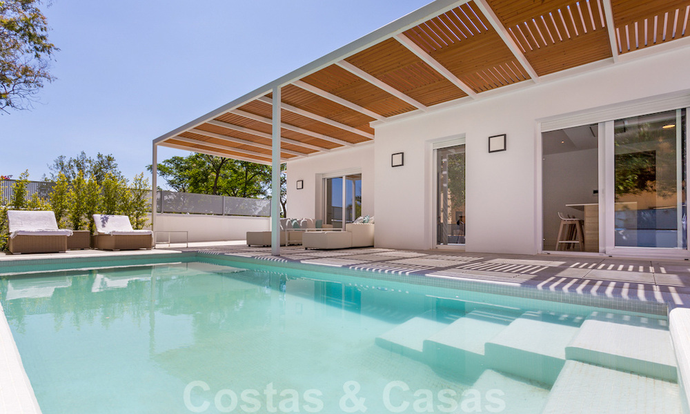 En primera línea de golf y a un tiro de piedra de la playa se encuentra la villa de diseño en venta en la elegante Guadalmina Baja en Marbella 26358