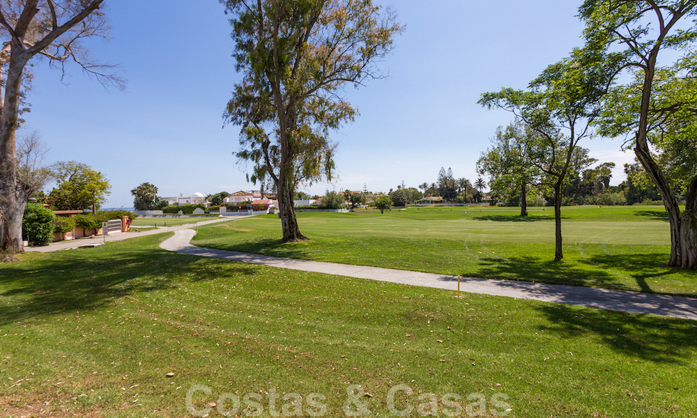En primera línea de golf y a un tiro de piedra de la playa se encuentra la villa de diseño en venta en la elegante Guadalmina Baja en Marbella 26359