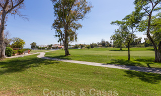 En primera línea de golf y a un tiro de piedra de la playa se encuentra la villa de diseño en venta en la elegante Guadalmina Baja en Marbella 26359 