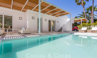 En primera línea de golf y a un tiro de piedra de la playa se encuentra la villa de diseño en venta en la elegante Guadalmina Baja en Marbella 26360 
