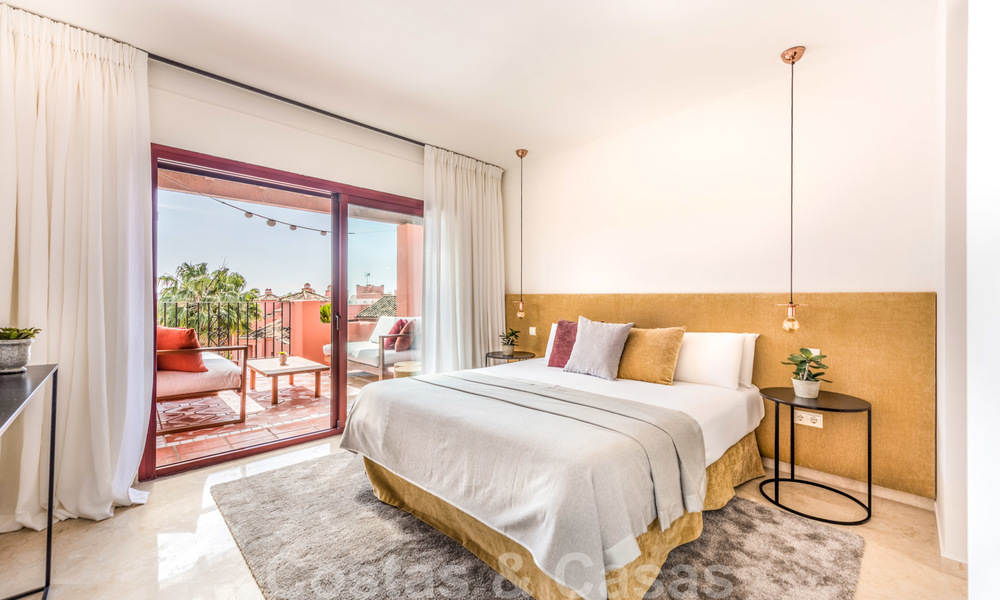 Se vende un amplio ático renovado de 4 dormitorios en un complejo de playa en el este de Marbella 26382