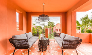 Se vende un amplio ático renovado de 4 dormitorios en un complejo de playa en el este de Marbella 26383 