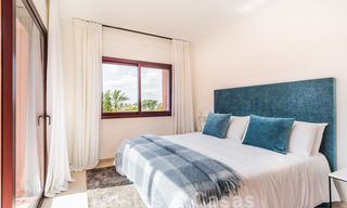 Se vende un amplio ático renovado de 4 dormitorios en un complejo de playa en el este de Marbella 26388 