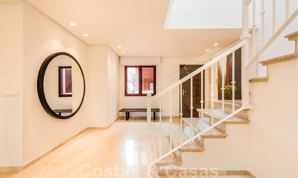 Se vende un amplio ático renovado de 4 dormitorios en un complejo de playa en el este de Marbella 26389