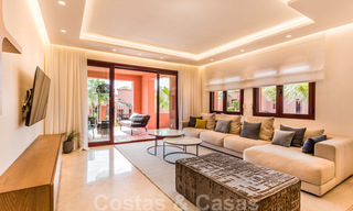 Se vende un amplio ático renovado de 4 dormitorios en un complejo de playa en el este de Marbella 26395 