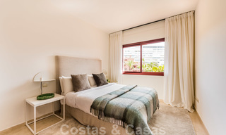 Se vende un amplio ático renovado de 4 dormitorios en un complejo de playa en el este de Marbella 26396 
