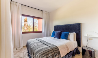 Se vende un amplio ático renovado de 4 dormitorios en un complejo de playa en el este de Marbella 26398 