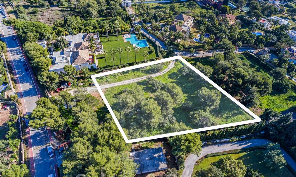 Terreno edificable en venta en Sierra Blanca, con vistas panorámicas al mar, en una de las zonas más exclusivas de Marbella. 26454