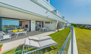 Gran reducción de precio. Amplio y moderno apartamento de lujo en venta, con vistas al mar y listo para entrar a vivir, Nueva Andalucía, Marbella 26891 