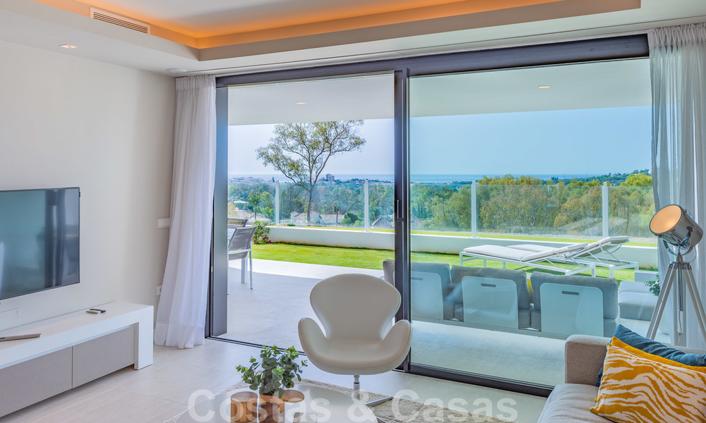 Gran reducción de precio. Amplio y moderno apartamento de lujo en venta, con vistas al mar y listo para entrar a vivir, Nueva Andalucía, Marbella 26897