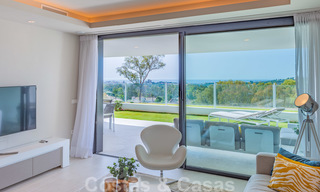 Gran reducción de precio. Amplio y moderno apartamento de lujo en venta, con vistas al mar y listo para entrar a vivir, Nueva Andalucía, Marbella 26897 