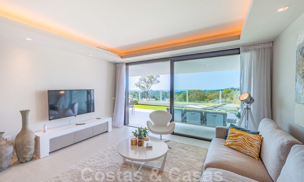 Gran reducción de precio. Amplio y moderno apartamento de lujo en venta, con vistas al mar y listo para entrar a vivir, Nueva Andalucía, Marbella 26898