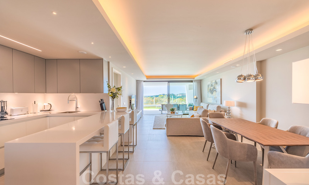 Gran reducción de precio. Amplio y moderno apartamento de lujo en venta, con vistas al mar y listo para entrar a vivir, Nueva Andalucía, Marbella 26899