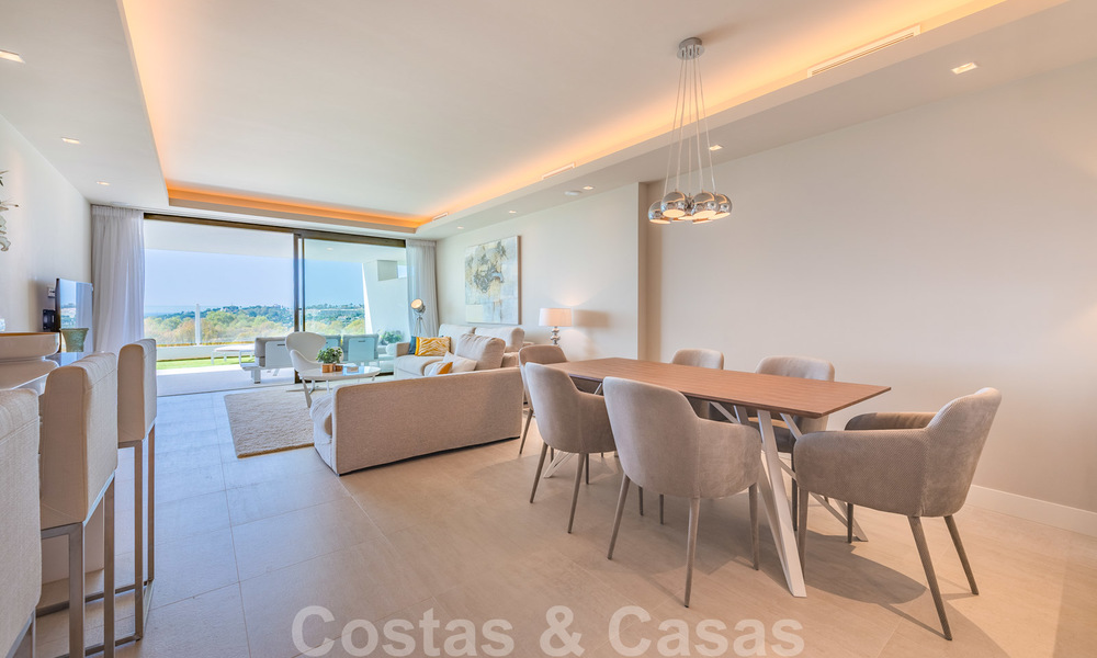 Gran reducción de precio. Amplio y moderno apartamento de lujo en venta, con vistas al mar y listo para entrar a vivir, Nueva Andalucía, Marbella 26900