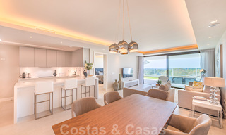 Gran reducción de precio. Amplio y moderno apartamento de lujo en venta, con vistas al mar y listo para entrar a vivir, Nueva Andalucía, Marbella 26903 