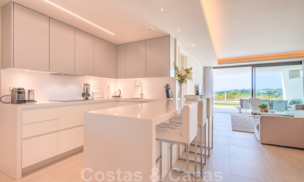 Gran reducción de precio. Amplio y moderno apartamento de lujo en venta, con vistas al mar y listo para entrar a vivir, Nueva Andalucía, Marbella 26905