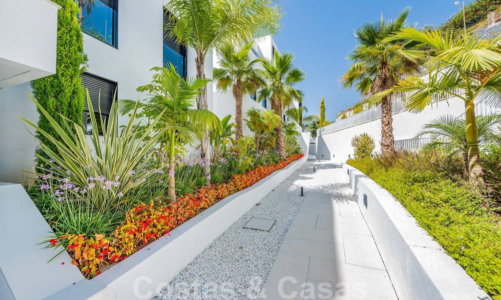 Gran reducción de precio. Amplio y moderno apartamento de lujo en venta, con vistas al mar y listo para entrar a vivir, Nueva Andalucía, Marbella 26920