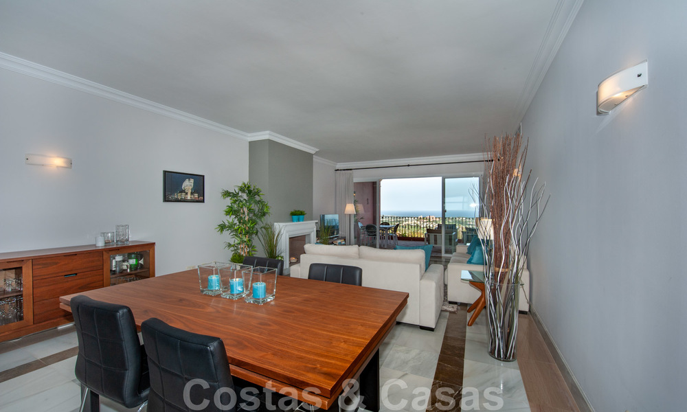 Espacioso apartamento con vistas panorámicas de la costa y el Mar Mediterráneo, listo para mudarse en Benahavis - Marbella 27350