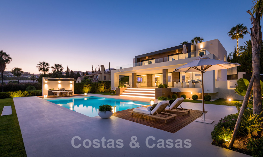 Espectacular villa de diseño moderno en venta, primera línea de golf en Nueva Andalucía, Marbella 27186