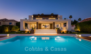 Espectacular villa de diseño moderno en venta, primera línea de golf en Nueva Andalucía, Marbella 27189 