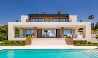 Espectacular villa de diseño moderno en venta, primera línea de golf en Nueva Andalucía, Marbella 27202 