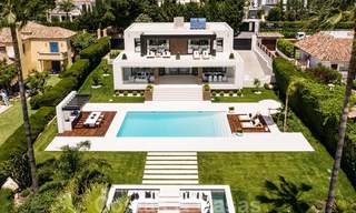 Espectacular villa de diseño moderno en venta, primera línea de golf en Nueva Andalucía, Marbella 27229 