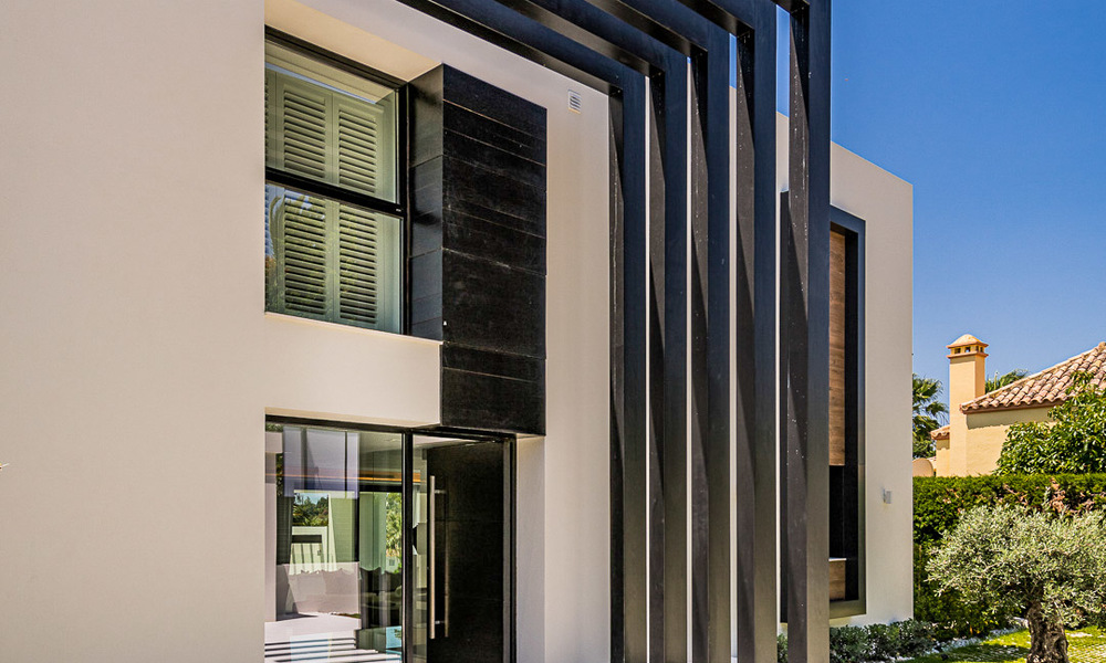 Espectacular villa de diseño moderno en venta, primera línea de golf en Nueva Andalucía, Marbella 27240