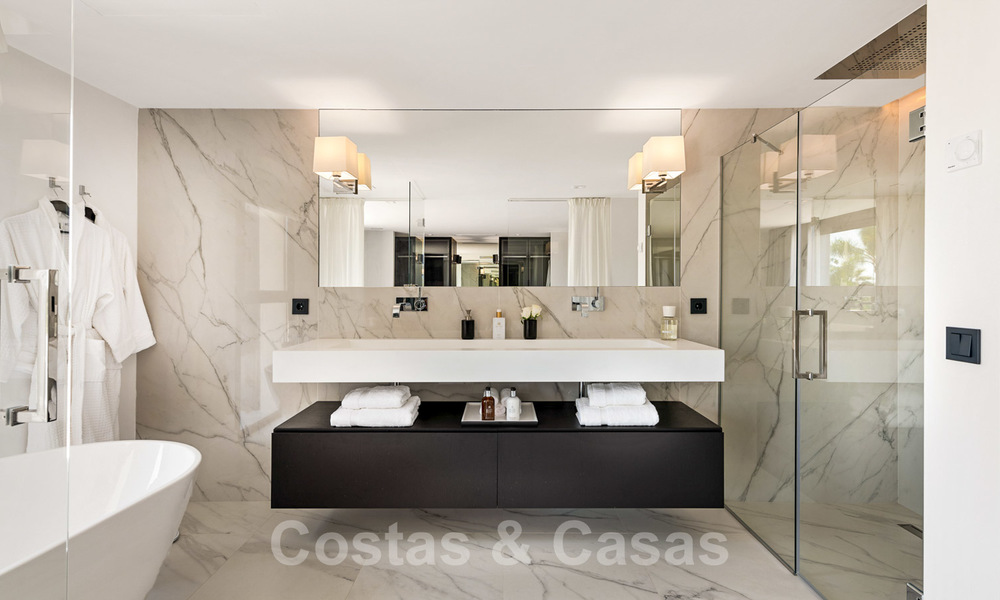 Espectacular villa de diseño moderno en venta, primera línea de golf en Nueva Andalucía, Marbella 27244