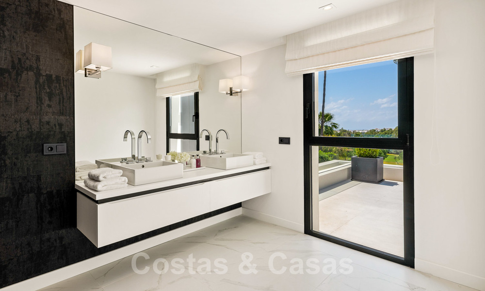 Espectacular villa de diseño moderno en venta, primera línea de golf en Nueva Andalucía, Marbella 27245