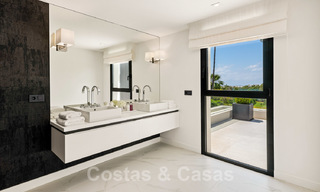 Espectacular villa de diseño moderno en venta, primera línea de golf en Nueva Andalucía, Marbella 27245 