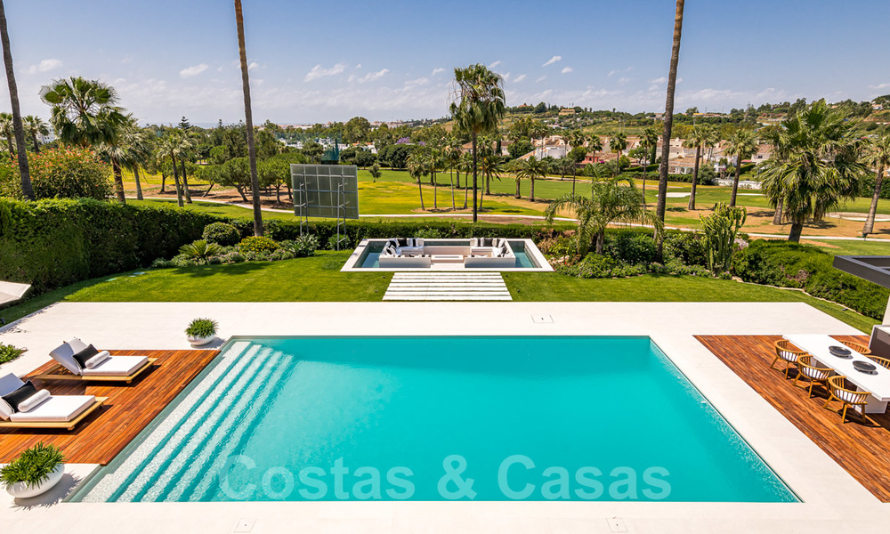 Espectacular villa de diseño moderno en venta, primera línea de golf en Nueva Andalucía, Marbella 27249