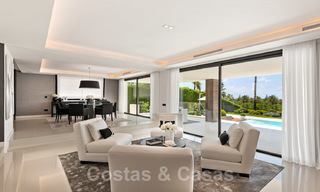 Espectacular villa de diseño moderno en venta, primera línea de golf en Nueva Andalucía, Marbella 27250 