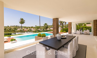 Espectacular villa de diseño moderno en venta, primera línea de golf en Nueva Andalucía, Marbella 27251 