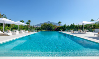 Exclusiva villa nueva y moderna en venta a un paso de Las Brisas golf en el Valle de Nueva Andalucía, Marbella 27432 