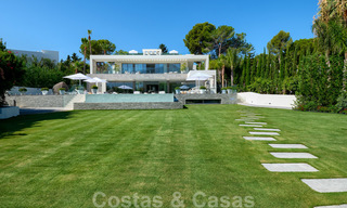 Exclusiva villa nueva y moderna en venta a un paso de Las Brisas golf en el Valle de Nueva Andalucía, Marbella 27436 