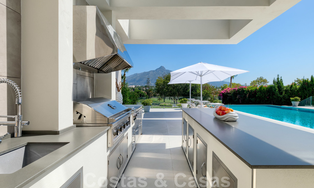 Exclusiva villa nueva y moderna en venta a un paso de Las Brisas golf en el Valle de Nueva Andalucía, Marbella 27441