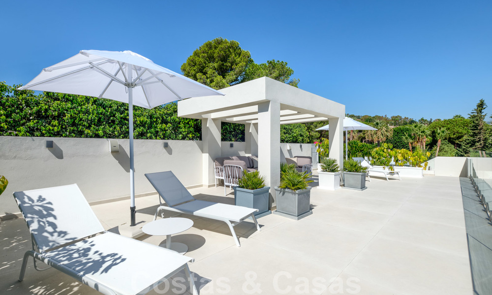 Exclusiva villa nueva y moderna en venta a un paso de Las Brisas golf en el Valle de Nueva Andalucía, Marbella 27444