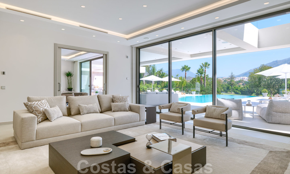 Exclusiva villa nueva y moderna en venta a un paso de Las Brisas golf en el Valle de Nueva Andalucía, Marbella 27449